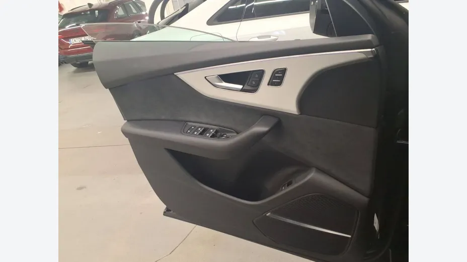 AUDI Q8 -