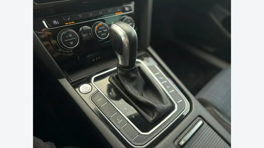 VOLKSWAGEN Passat -