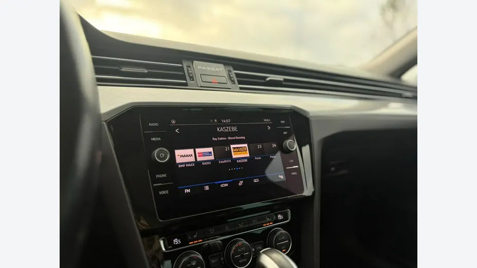 VOLKSWAGEN Passat -