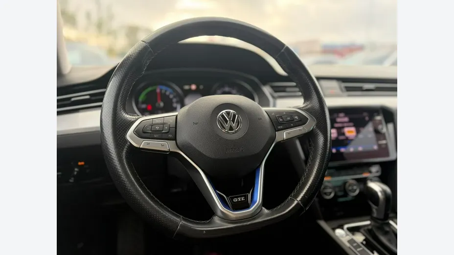 VOLKSWAGEN Passat -