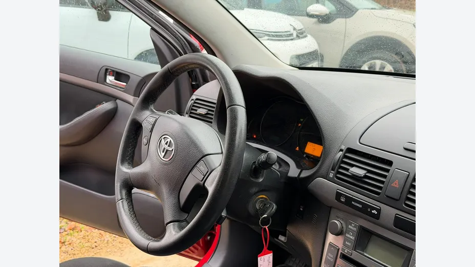 TOYOTA Avensis -