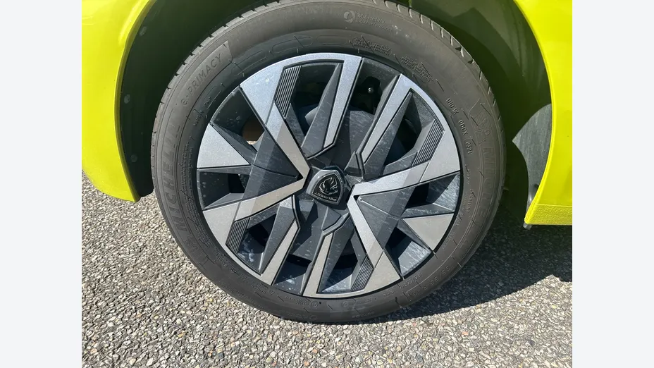 PEUGEOT 208 -