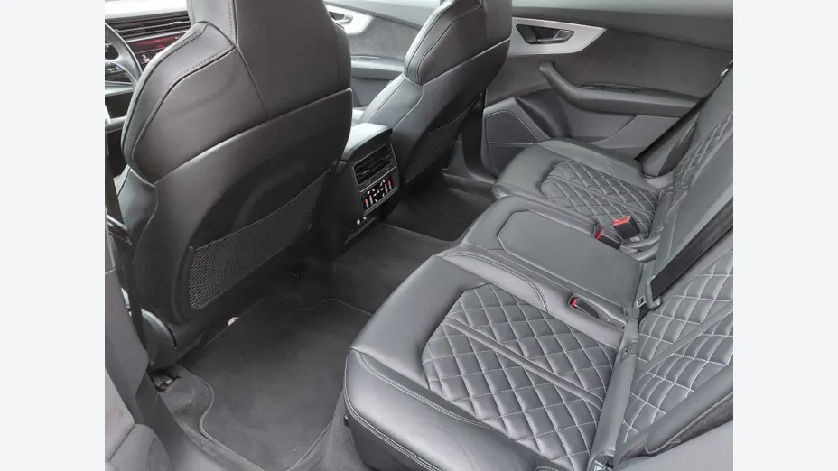 AUDI Q8 -