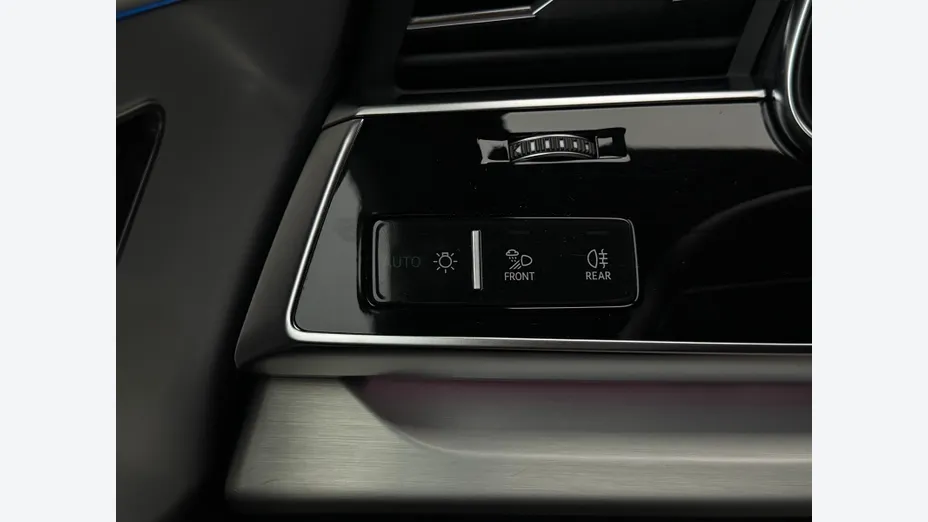 AUDI Q8 -