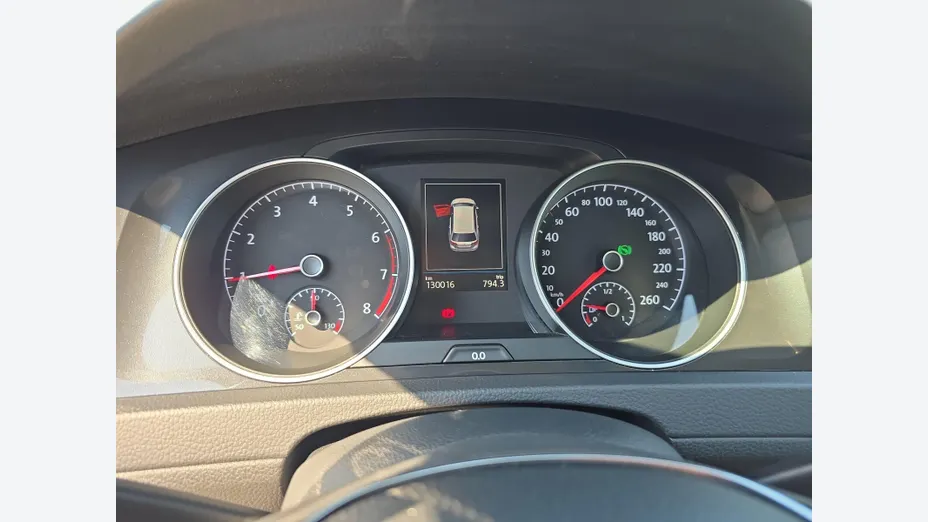 VOLKSWAGEN Golf -