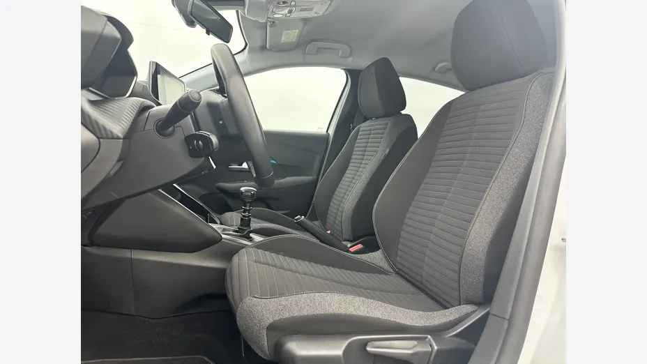 PEUGEOT 208 -