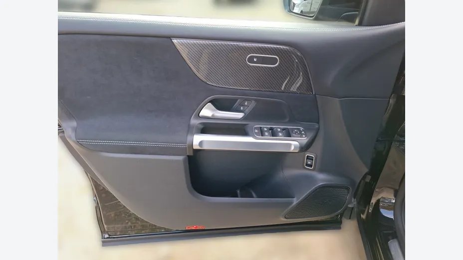 MERCEDES-BENZ GLB GLB 200 mHEV AMG Line 7G-DCT