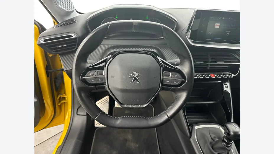 PEUGEOT 208 -