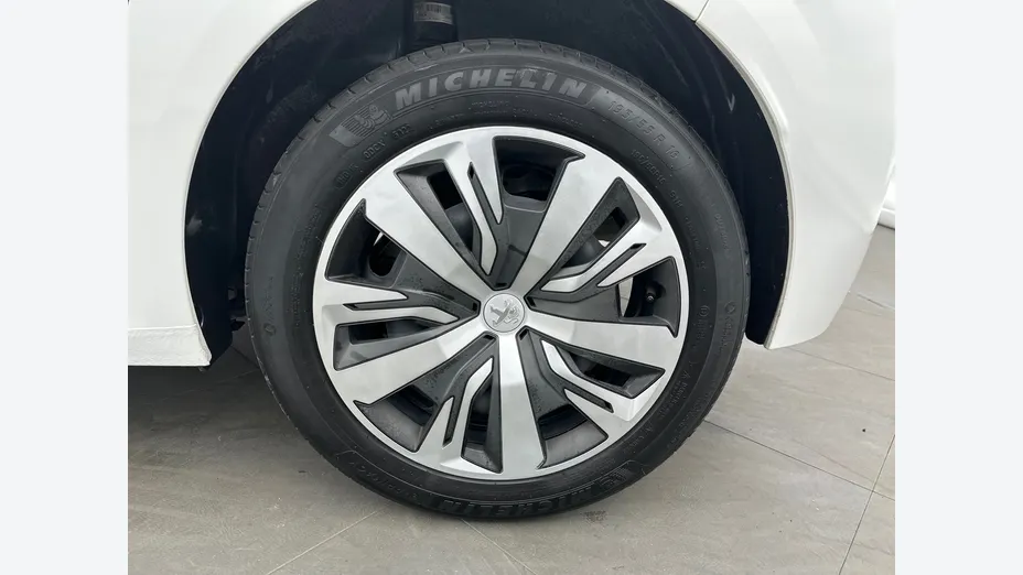 PEUGEOT 208 -