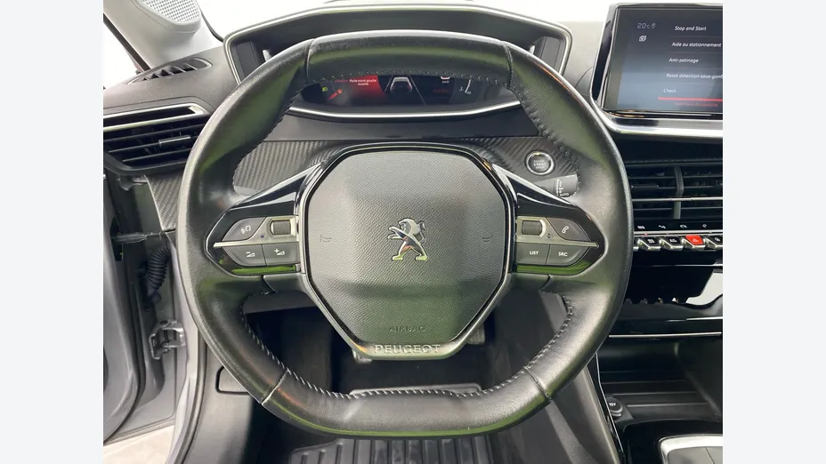 PEUGEOT 208 -