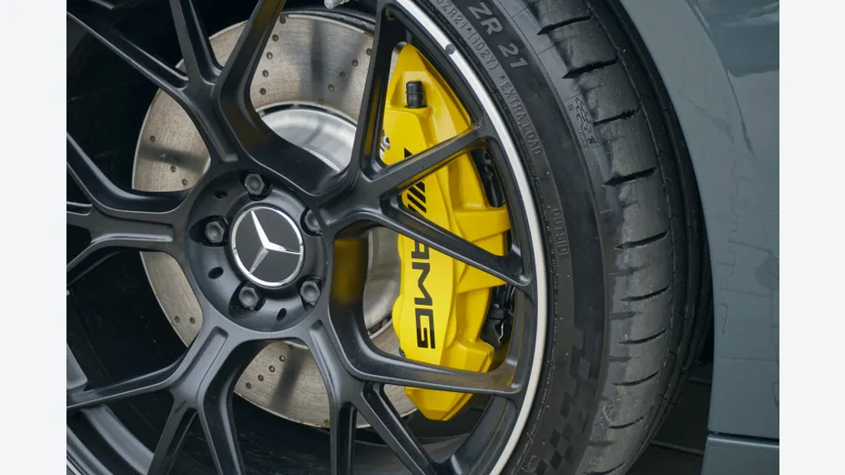 MERCEDES-BENZ AMG GT -