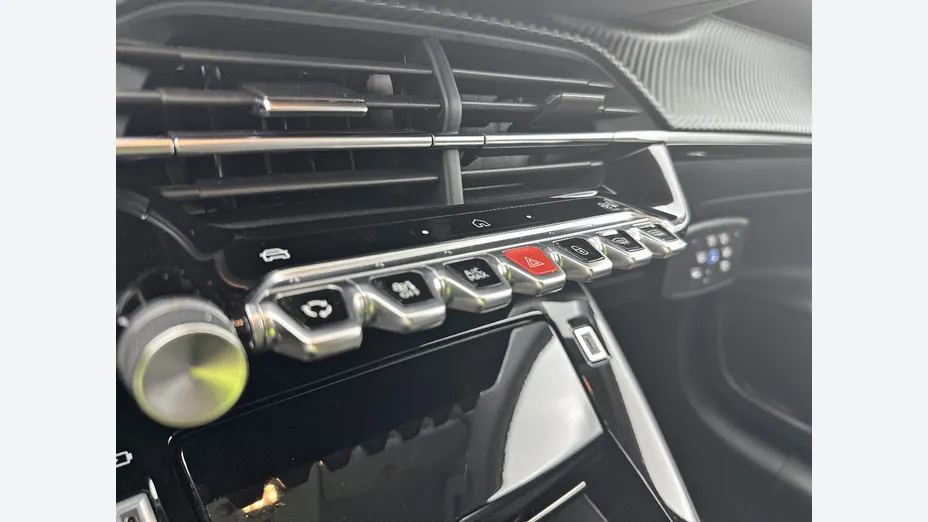 PEUGEOT 208 -