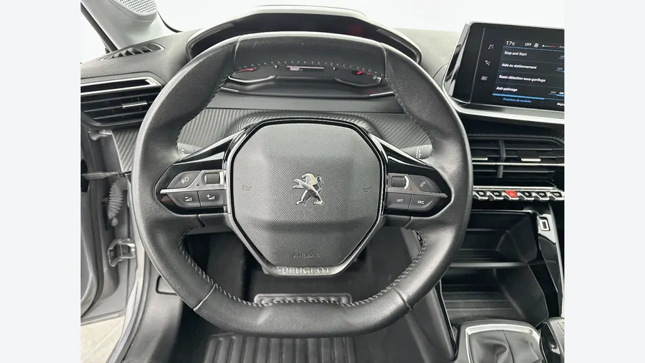 PEUGEOT 208 -
