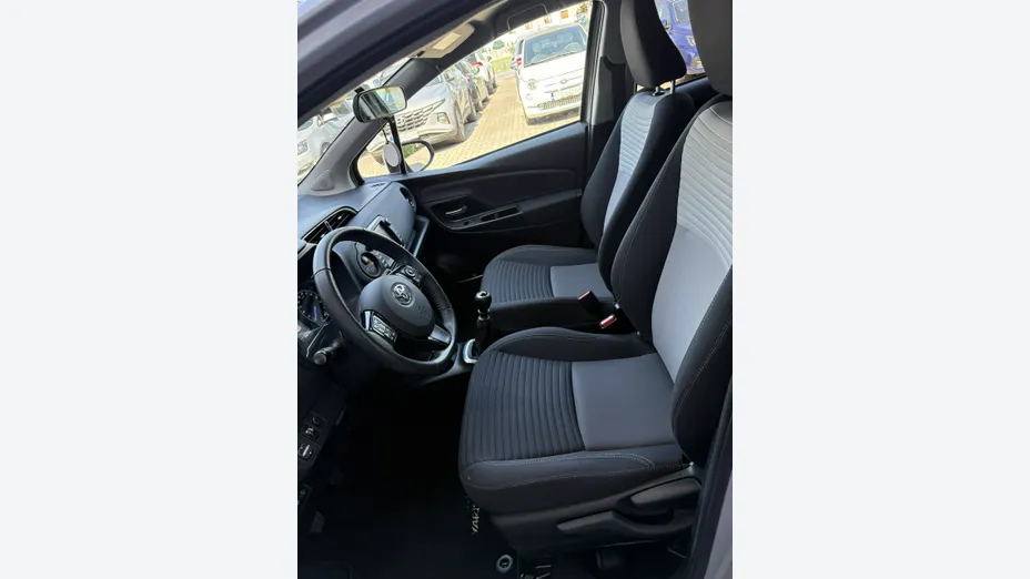TOYOTA Yaris -