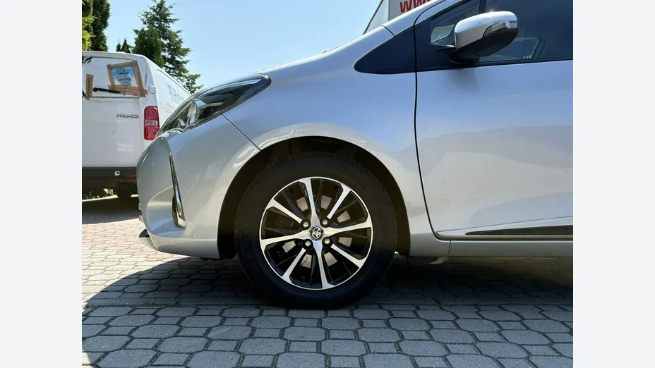 TOYOTA Yaris -