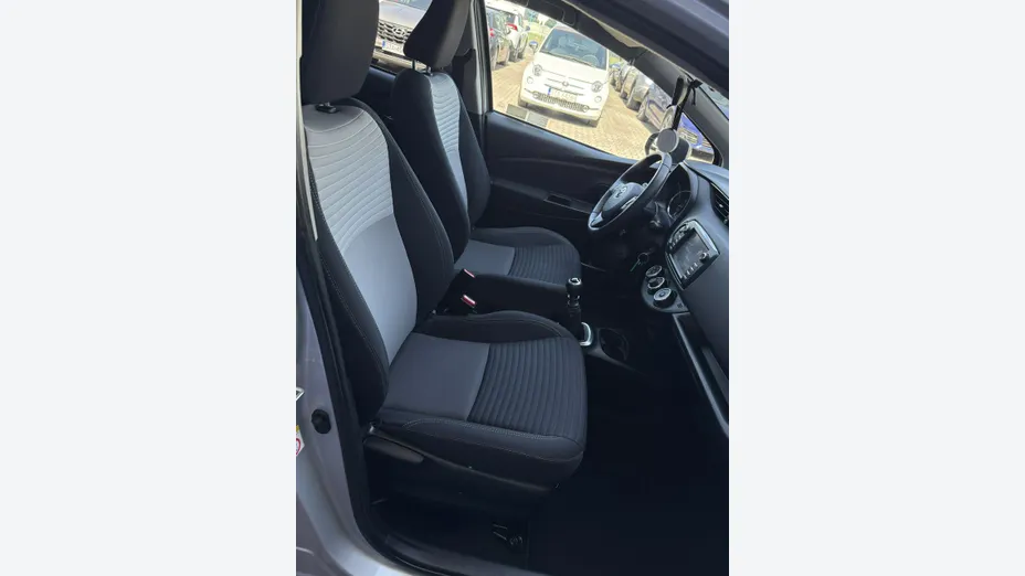 TOYOTA Yaris -
