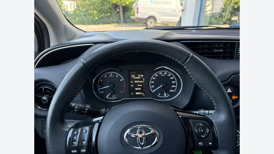 TOYOTA Yaris -