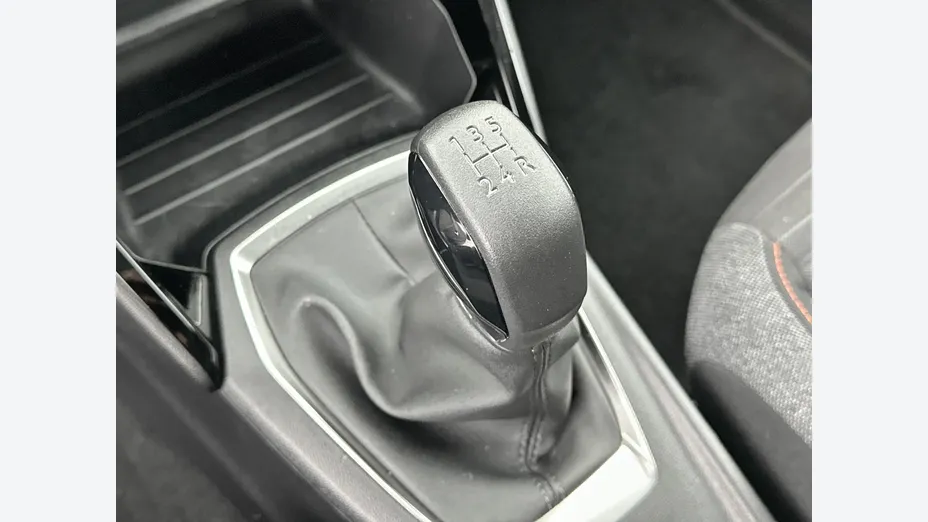 PEUGEOT 208 -