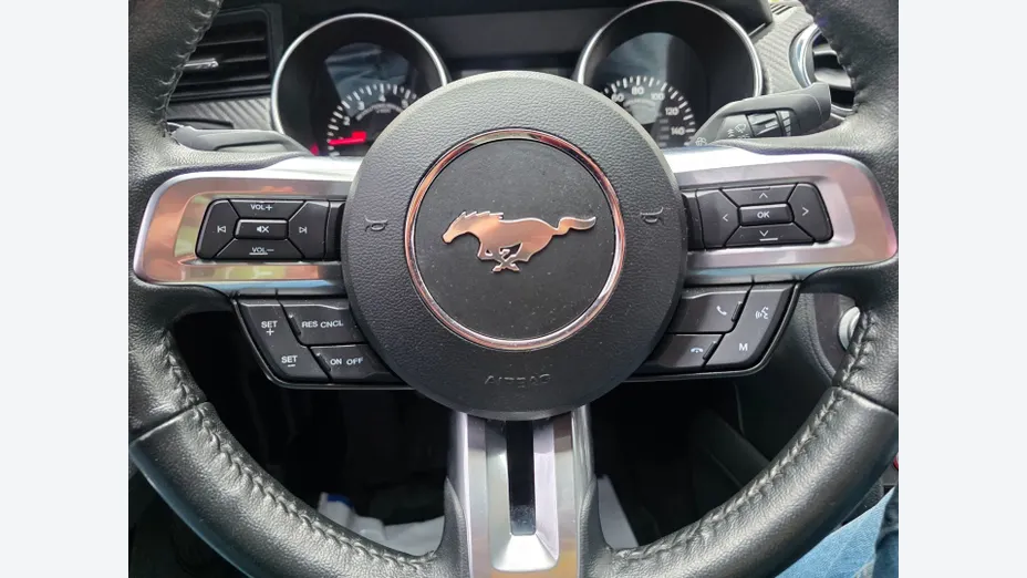 FORD Mustang -