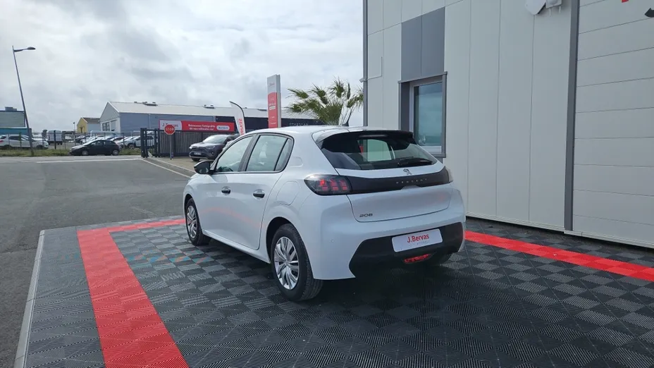 PEUGEOT 208 -