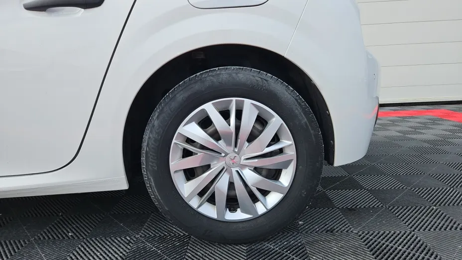 PEUGEOT 208 -