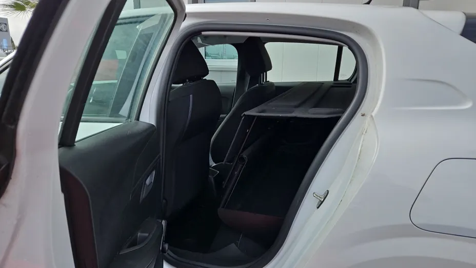 PEUGEOT 208 -
