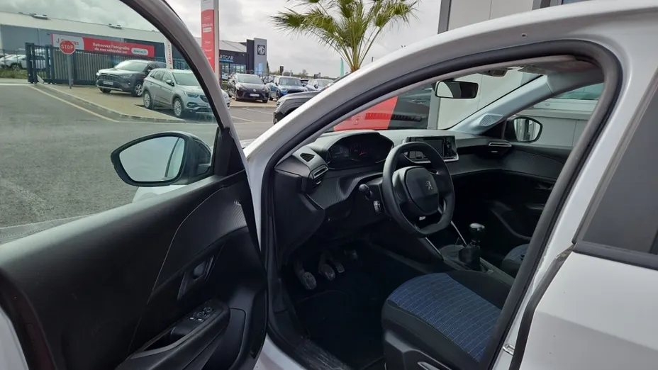 PEUGEOT 208 -