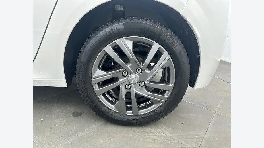PEUGEOT 208 -