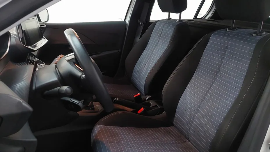PEUGEOT 208 -