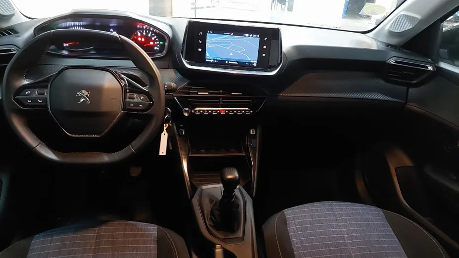 PEUGEOT 208 -