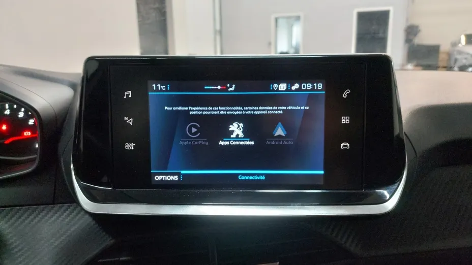 PEUGEOT 208 -