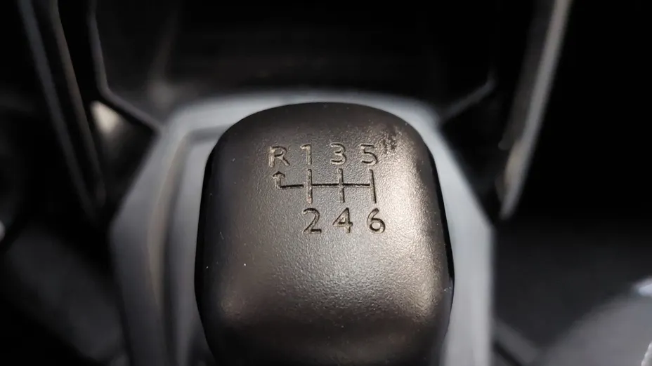 PEUGEOT 208 -