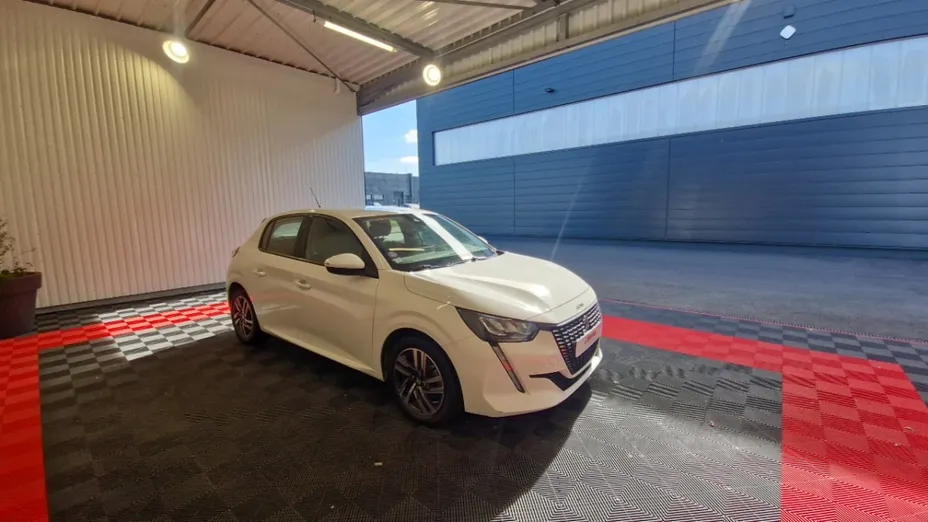 PEUGEOT 208 -