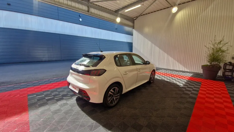 PEUGEOT 208 -