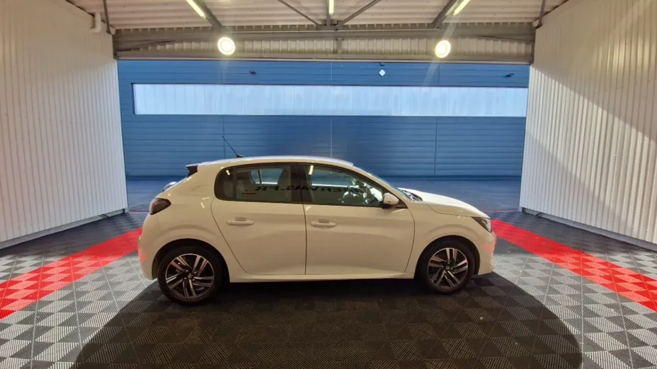 PEUGEOT 208 -