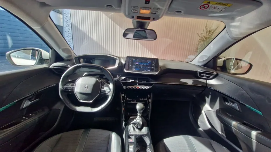 PEUGEOT 208 -