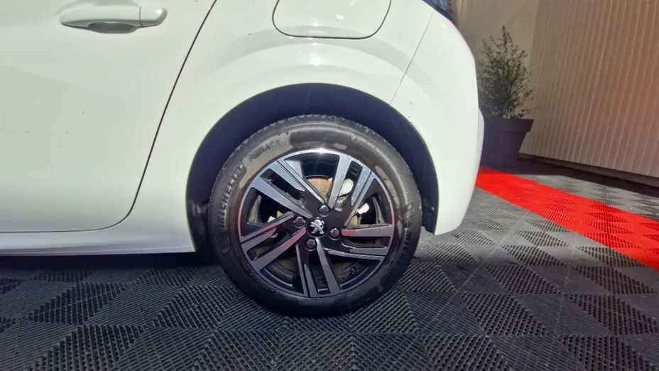 PEUGEOT 208 -