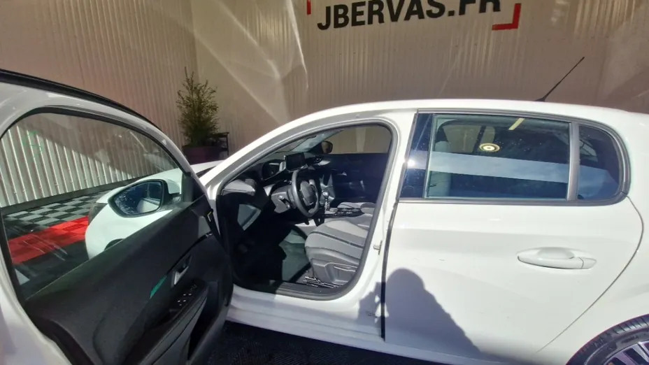 PEUGEOT 208 -