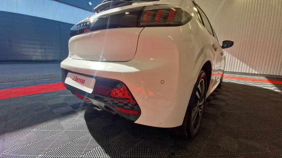 PEUGEOT 208 -
