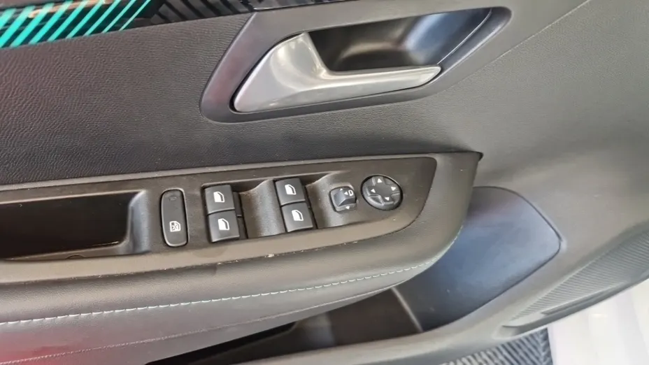 PEUGEOT 208 -