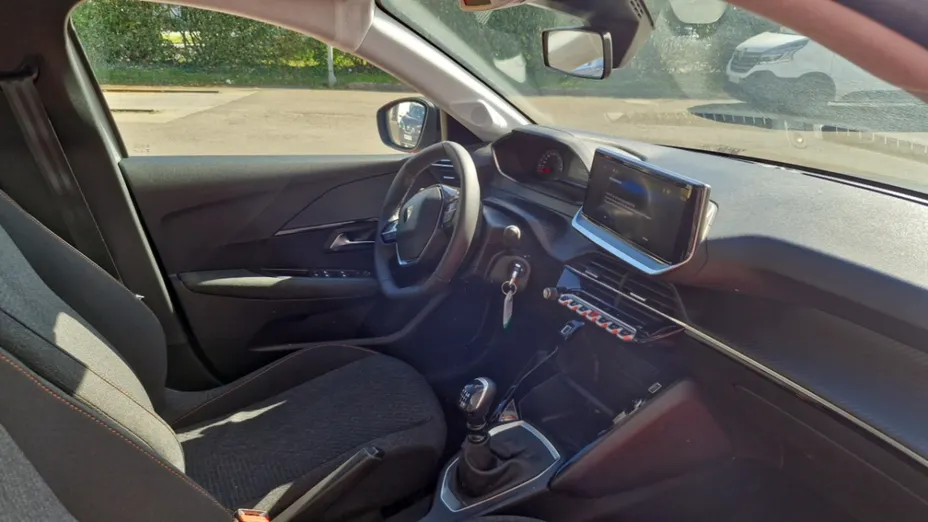 PEUGEOT 208 -
