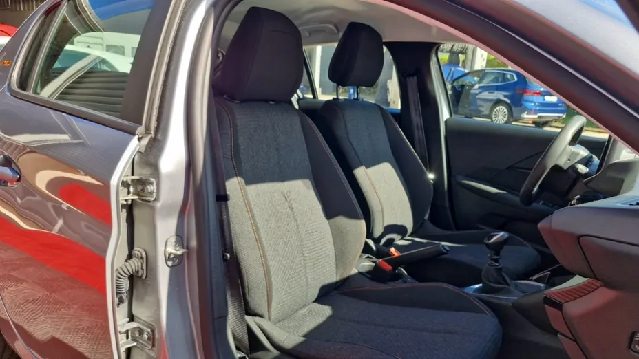 PEUGEOT 208 -