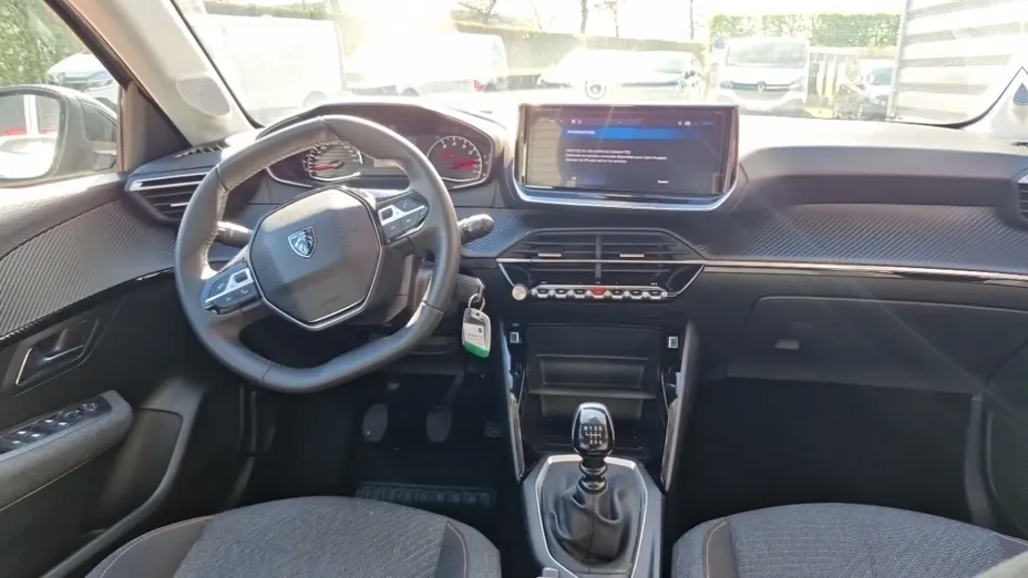 PEUGEOT 208 -