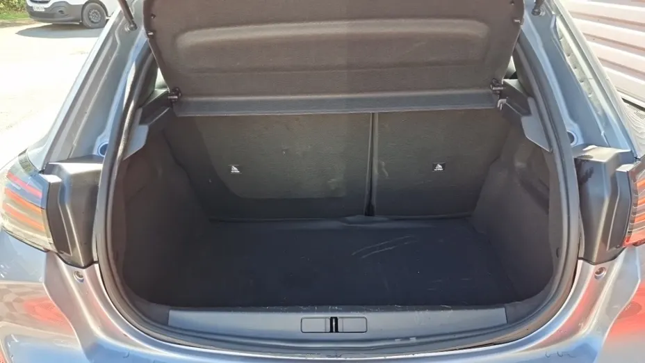 PEUGEOT 208 -