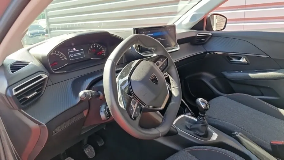 PEUGEOT 208 -