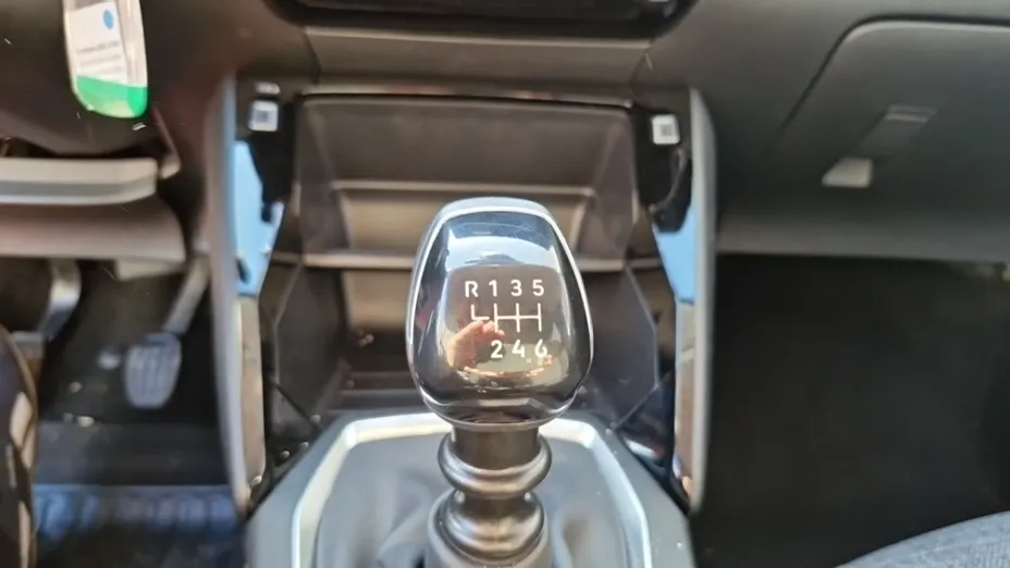 PEUGEOT 208 -