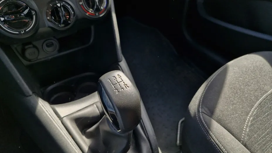 PEUGEOT 208 -