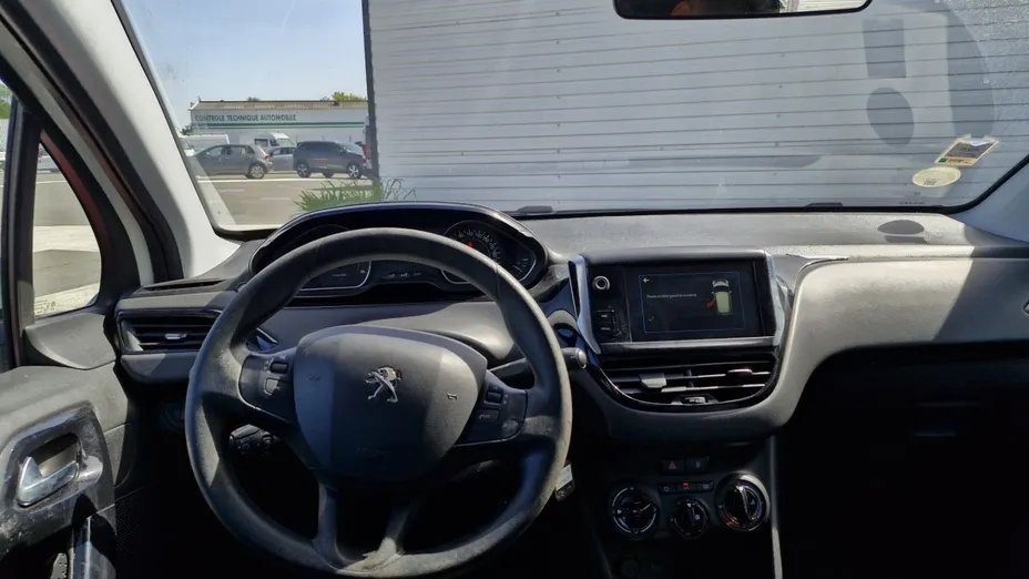 PEUGEOT 208 -
