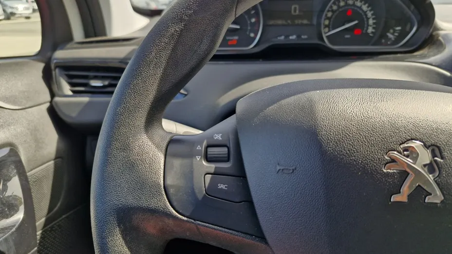 PEUGEOT 208 -