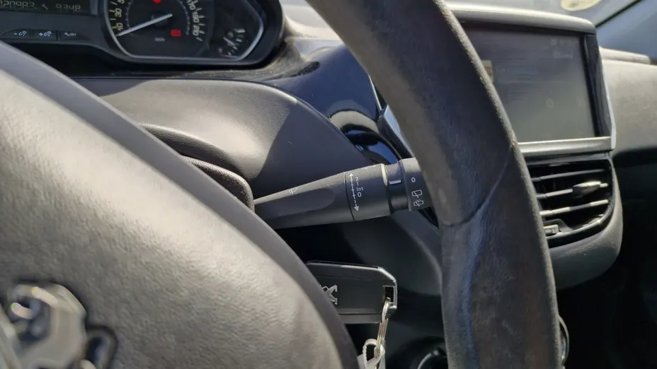 PEUGEOT 208 -